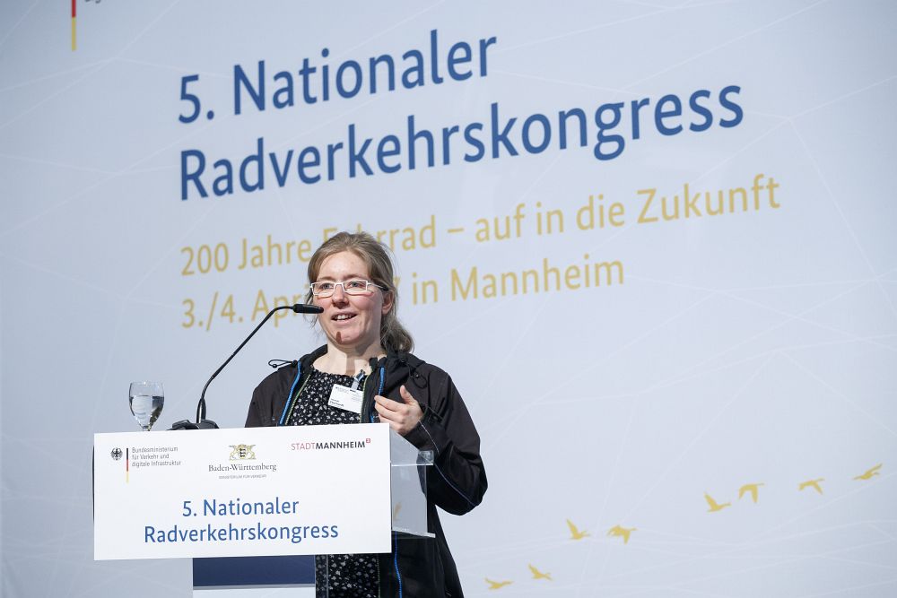 Hannah Eberhardt hält einen Vortrag beim Nationalen Radverkehrskongress 